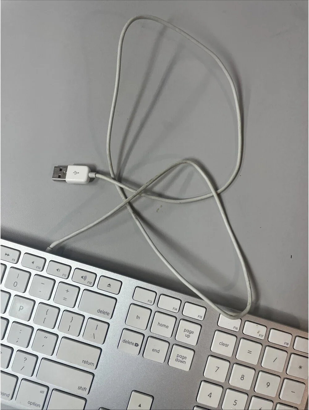 Genuine Apple A1243 Wired Mac Standard USB Keyboard w/ Numeric Keypad TESTED